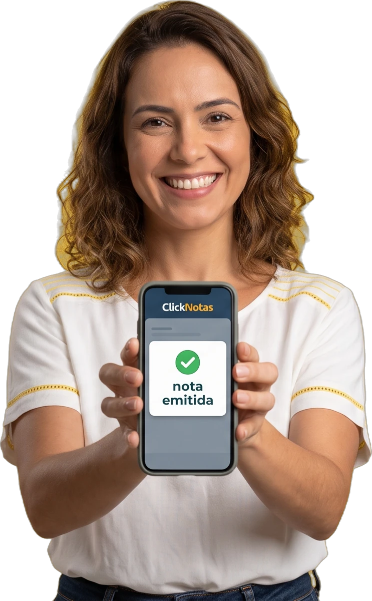 Empreendedora sorrindo mostrando nota emitida no celular