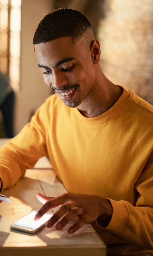 Empreendedor sorrindo usando o celular
