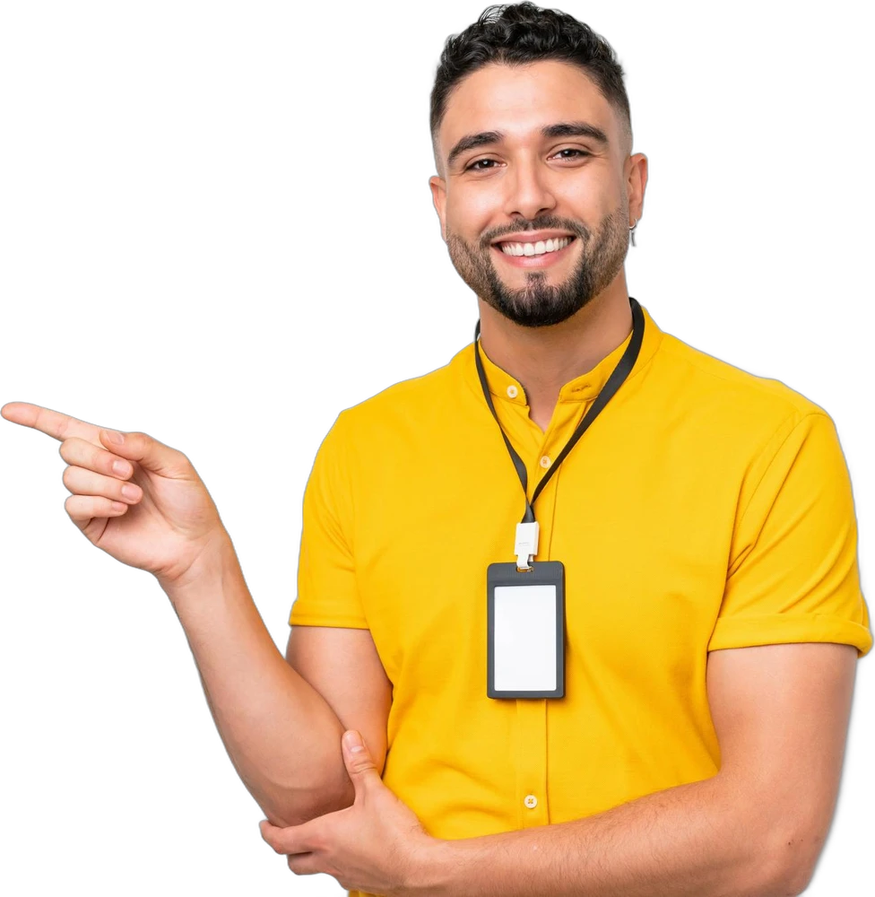 Lojista sorrindo de camisa amarela e crachá, apontando para o lado