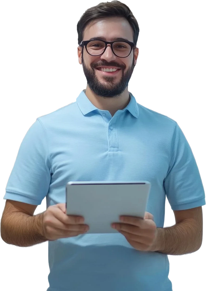 Atacadista sorrindo de óculos e camisa polo azul, segurando um tablet