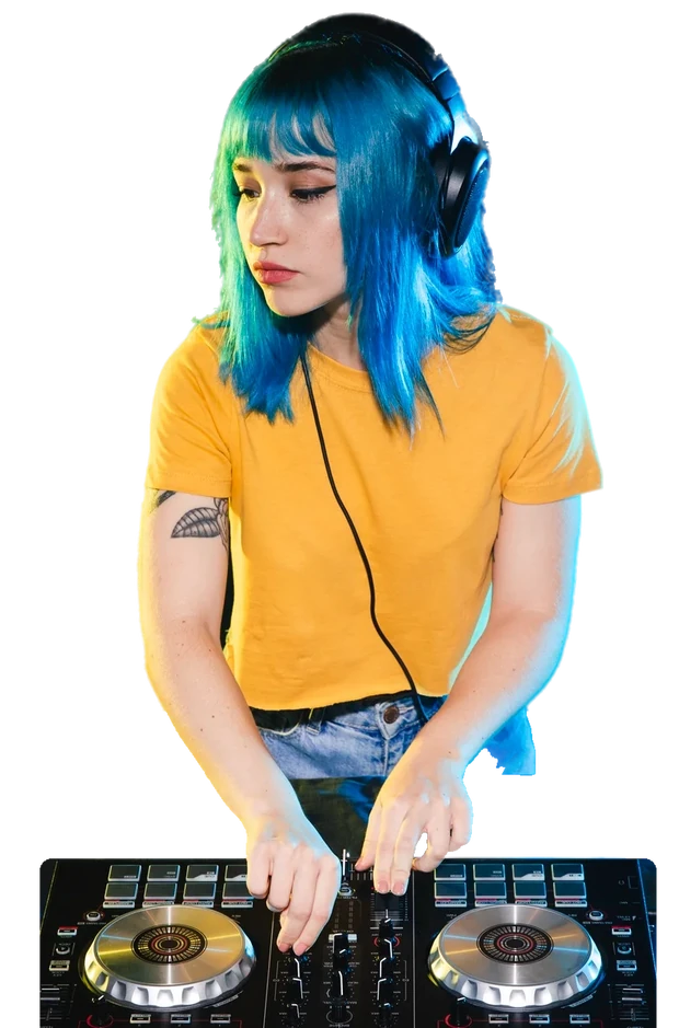 DJ de cabelo azul e fone de ouvido tocando na controladora