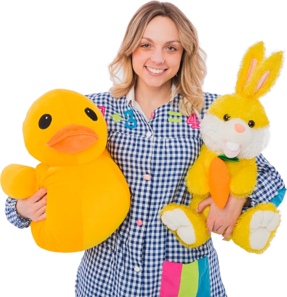 Atendente de loja de brinquedos sorrindo, segurando um pato e um coelho de pelúcia