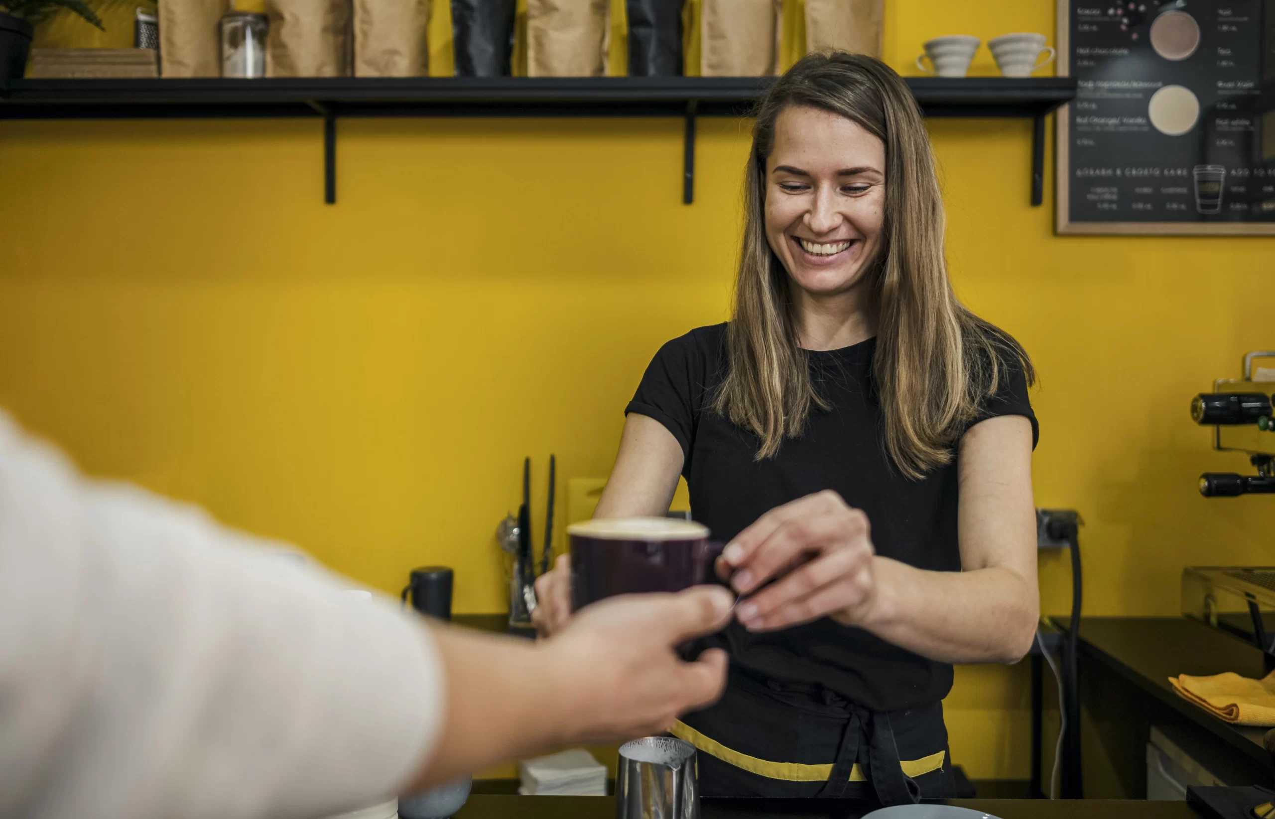 Consumidor recepcionado com café até que sua NFC-e fique pronta.