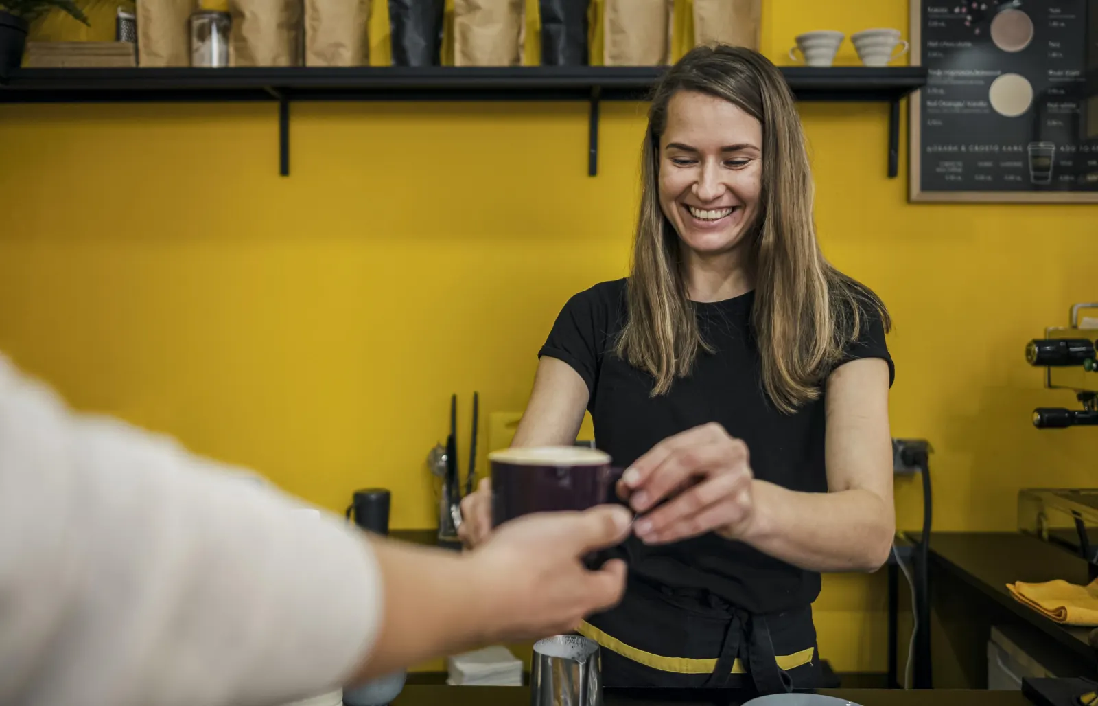 Consumidor recepcionado com café até que sua NFC-e fique pronta.