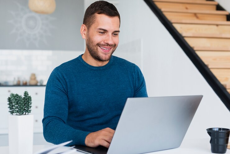 Empreendedor com seu notebook lendo sobre Nota Fiscal de Serviço Eletrônica, NFS-e para MEI, o que e como emitir.