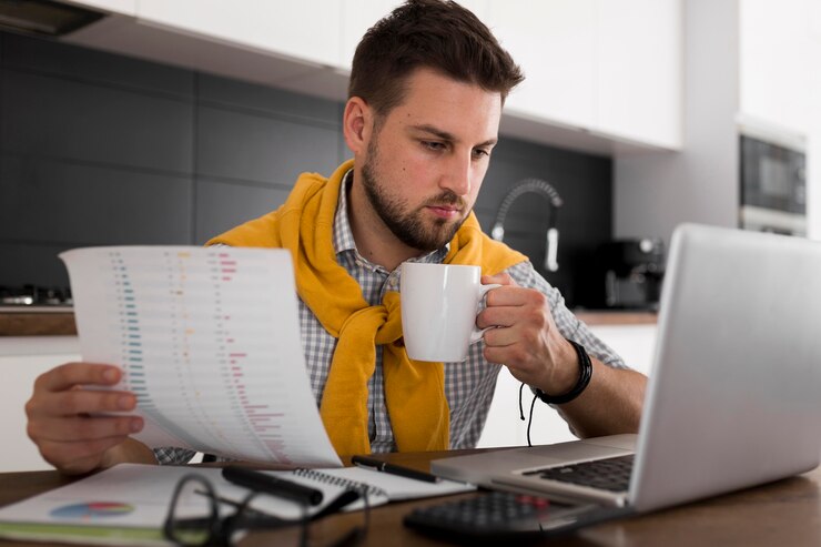 Empresário pesquisando no notebook o melhor sistema para emitir notas fiscais para MEI.