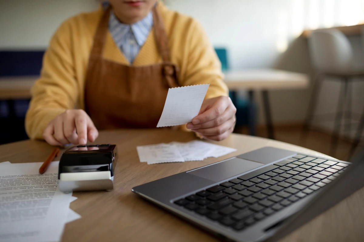 Empresário fazendo cálculos para fazer carta de correção de nota fiscal de serviço com o ClickNotas.