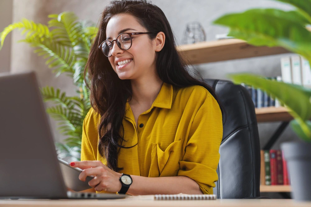 Empreendedora lendo artigo do ClickNotas sobre o que é empreendedorismo.