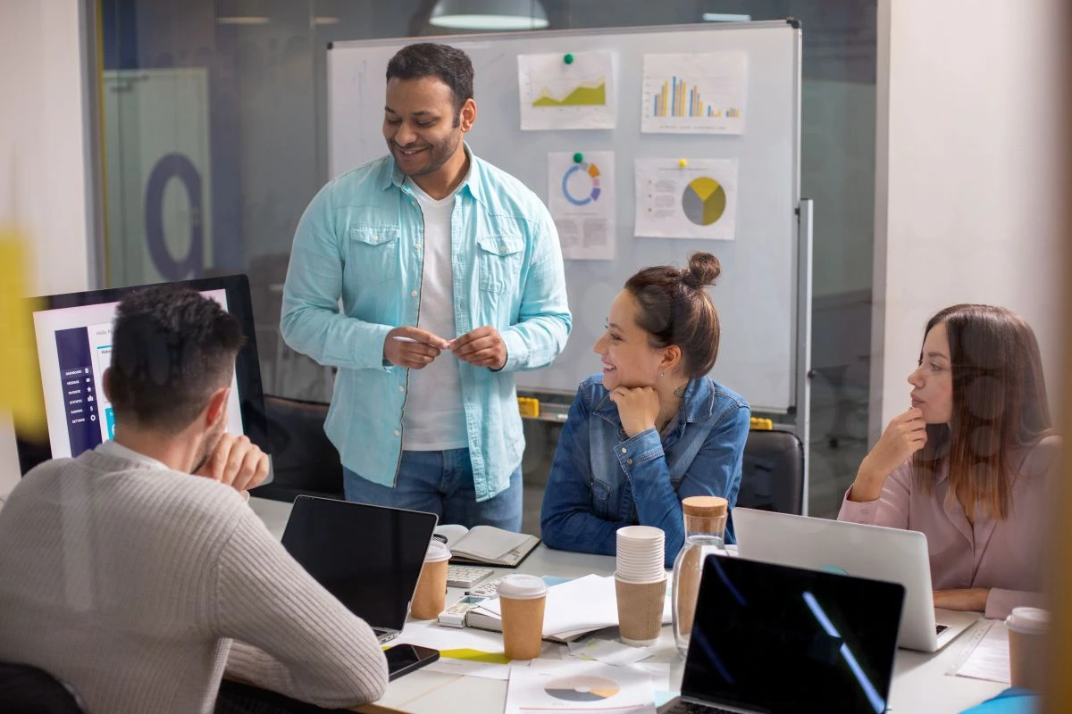 Empreendedores e contadores em reunião sobre Contabilidade Gerencial.