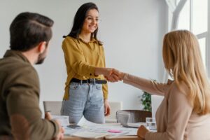 Empreendedores conversando sobre como abrir um MEI.