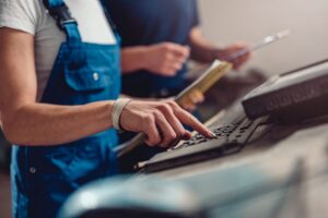 Empreendedor digitando anotações sobre o guia do CEST.