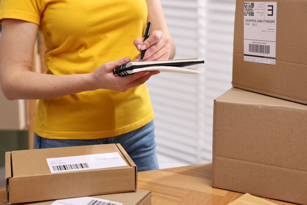 Empreendedor preparando mercadoria com CFOP para devoução de compra.