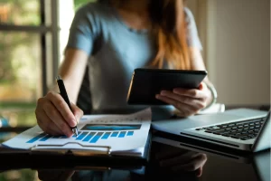 Empreendedora lendo sobre Arquivo XML.