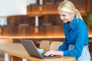 Empresária lendo artigo do ClickNotas sobre o que é o Danfe simplificado.
