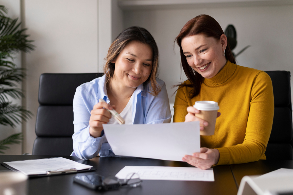 Empreendedoras lendo sobre nota fiscal por estado.