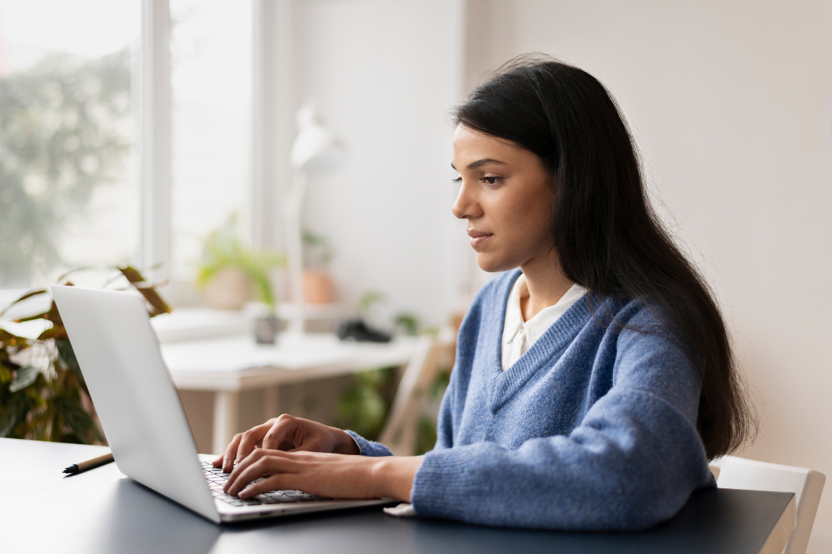 Empreendedora lendo no notebook sobre: NCM e nota fiscal: qual a relação?