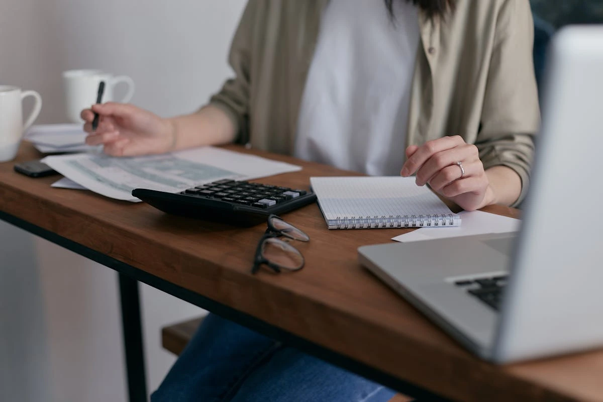 Empreendedor fazendo contabilidade gerencial da sua empresa.