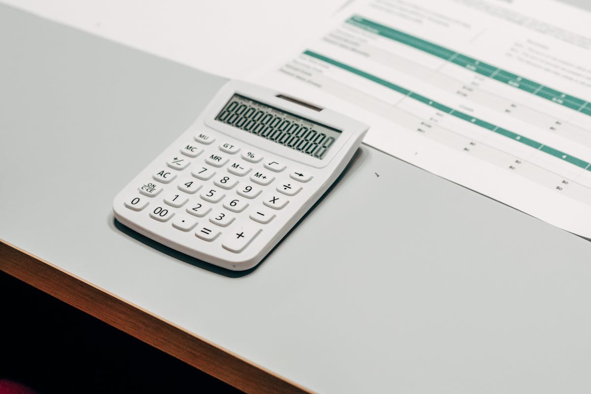 Calculadora e documentos sobre contabilidade gerencial.