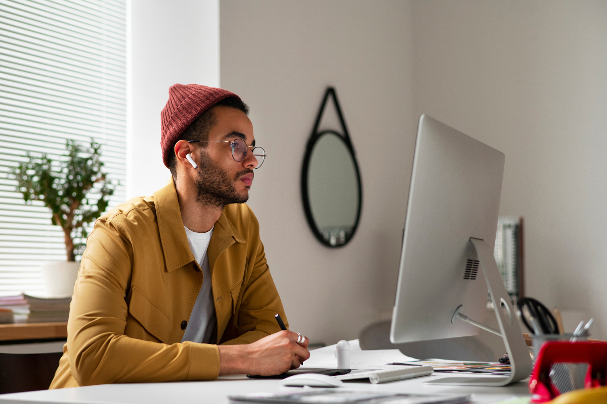 Empreendedor lendo artigo Registro de marca: o guia no blog ClickNotas.