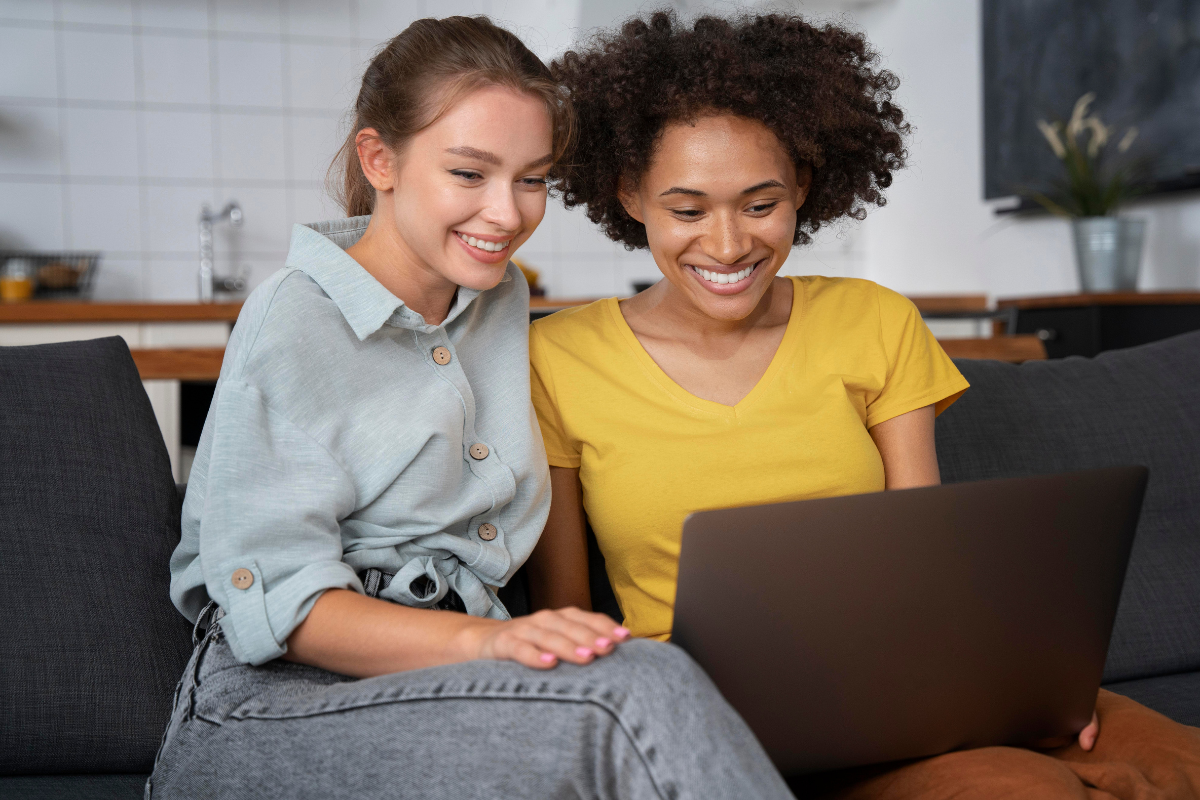 Dupla de contadoras lendo no notebook sobre: CSOSN: o que é e como descobrir o código correto do Simples Nacional.