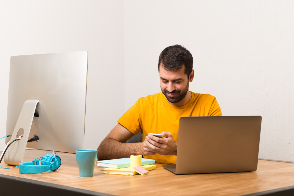 Empreendedor lendo artigo sobre Substituição tributária: o que sua empresa precisa saber para emitir corretamente.