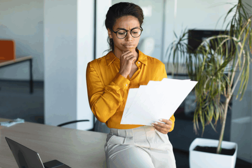Empresária com nota fiscal retroativa em mãos.