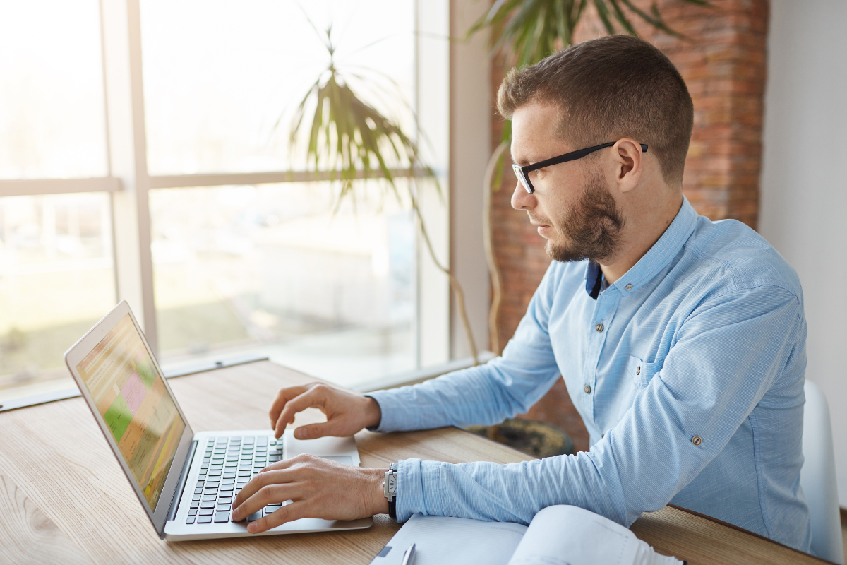 Empreendedor lendo post no computador: Simples Nacional: como funciona o regime e o que sua empresa precisa saber.