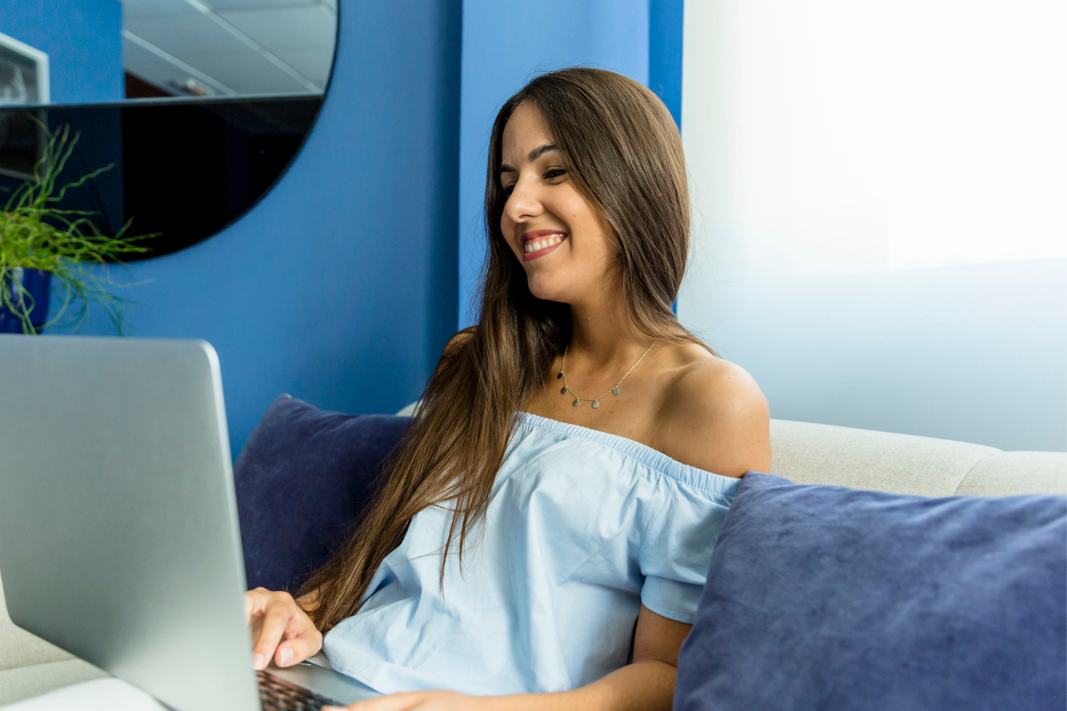 Empreendedora lendo artigo no seu notebook: DANFE e NF-e: o que são, como gerar e quais as diferenças.