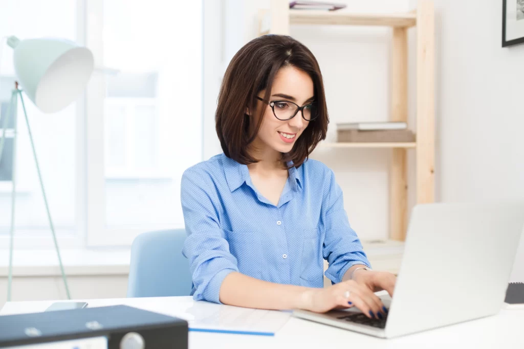 Empresária lendo artigo em seu computador sobre: Checklist prático: como saber se sua empresa está emitindo notas fiscais corretamente.