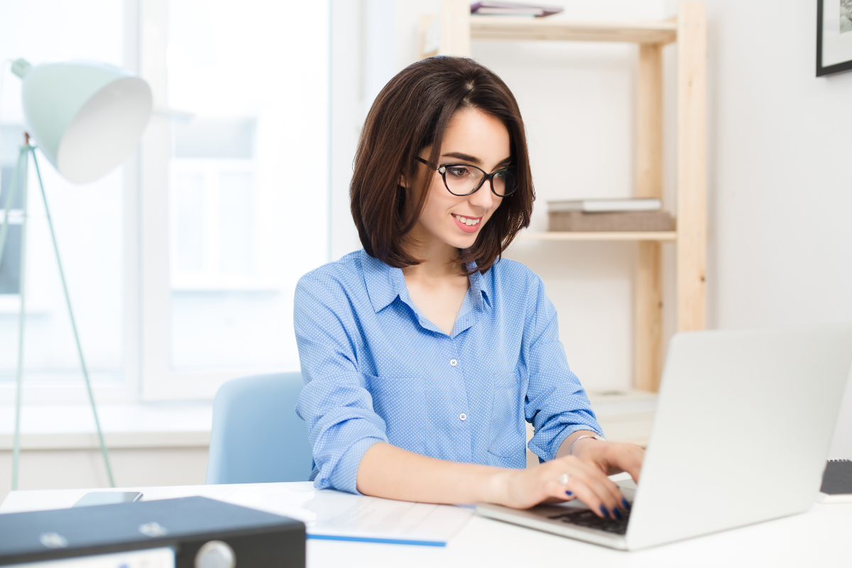 Empresária lendo artigo em seu computador sobre: Checklist prático: como saber se sua empresa está emitindo notas fiscais corretamente.