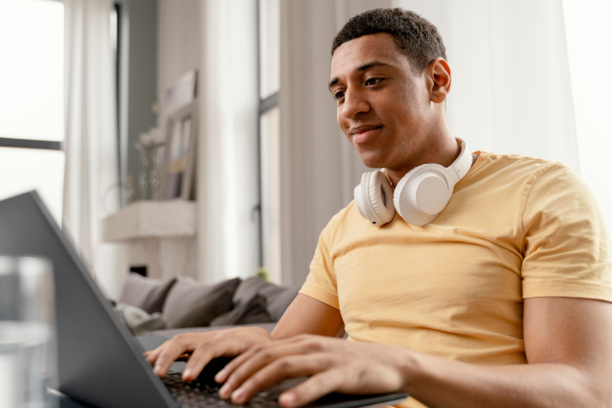 Homem utilizando notebook para realizar a entrega do DAS e DCTFWeb, procedimentos obrigatórios para empresas optantes pelo Simples Nacional.