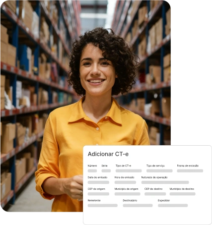 Funcionária sorridente no centro de um dos corredores de produtos/mercadorias do estoque da empresa representando: Conhecimento de Transporte Eletrônico (CT-e).