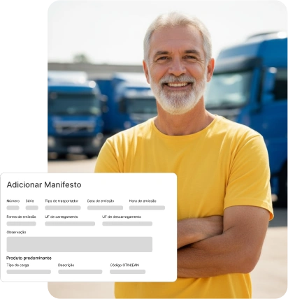 Homem possível motorista de braços cruzados e sorrindo no pátio de caminhões da empresa com vários veículos ao fundo representando: Manifesto Eletrônico de documentos Fiscais (MDF-e)