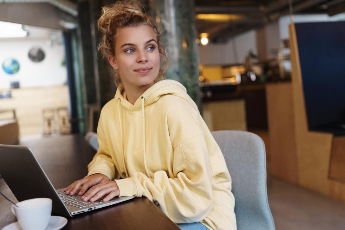 Mulher sentada usando notebook sobre uma mesa em ambiente de home office representando: Armazenamento do XML: quando fazer e prazos.