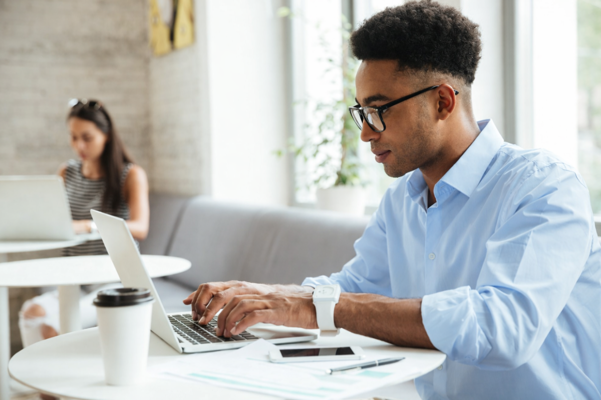 Homem sentado trabalhando em um notebook em ambiente home office representando: Rejeição 302: o que é e como resolver a denegação da NF-e?