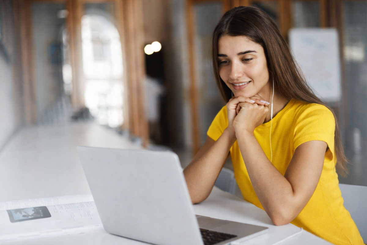 Mulher trabalhando em um notebook sobre uma mesa em ambiente de escritório representando: Regimes especiais: quais são e as diferenças na Reforma?