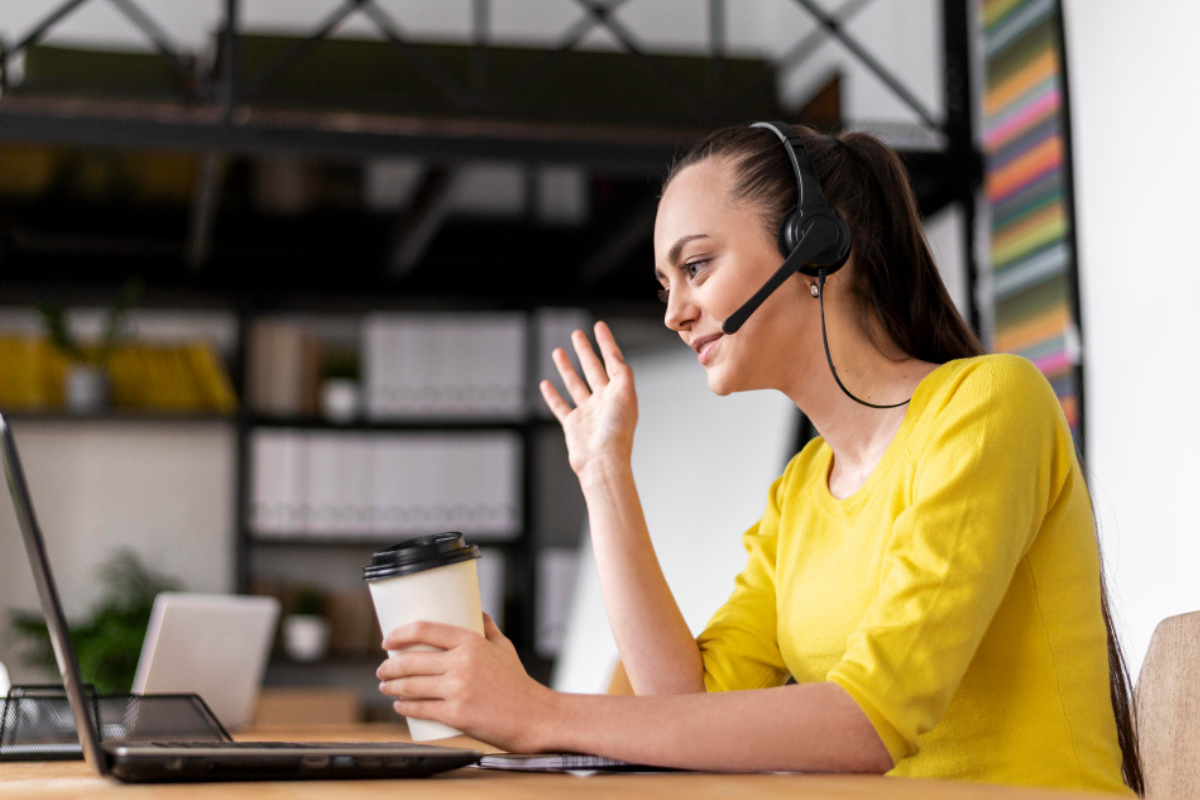 Mulher trabalhando em um notebook sobre uma mesa em ambiente de escritório representando: CFOP 1101: guia para compra de insumos industriais.