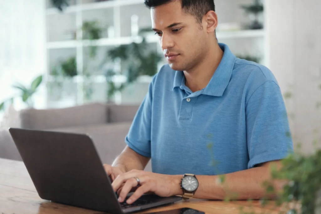 Homem sentado trabalhando em um notebook em ambiente home office representando: Princípio da legalidade tributária na Reforma Tributária: o que realmente muda na prática.