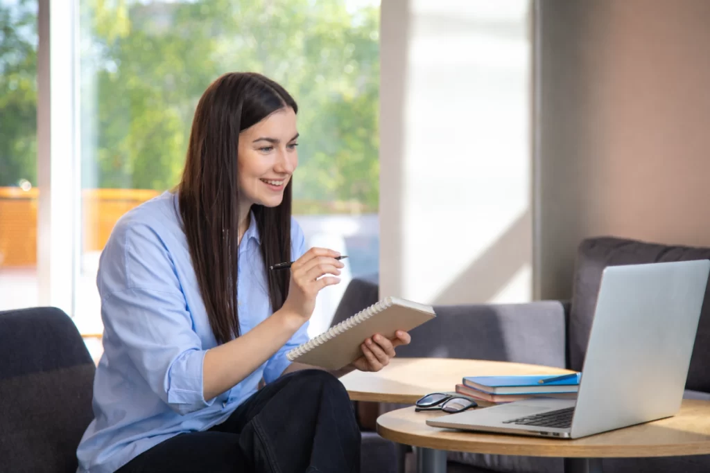 Mulher trabalhando em um notebook sobre uma mesa em ambiente de escritório representando: Como acompanhar o calendário fiscal sem perder prazos.