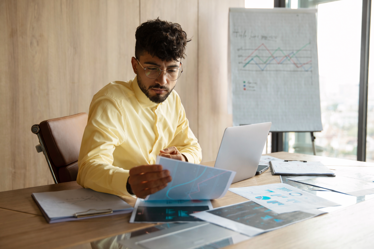 Homem sentado trabalhando em um notebook em ambiente home office representando: Como evitar divergência entre NF-e e SPED Fiscal.