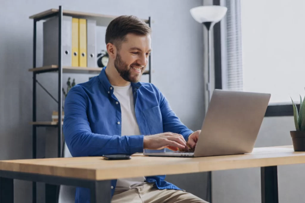 Profissional em contabilidade trabalhando em um notebook sobre uma mesa em ambiente de escritório representando: DAS e Simples Nacional com a CBS em 2026: como calcular e o que muda para a ME.