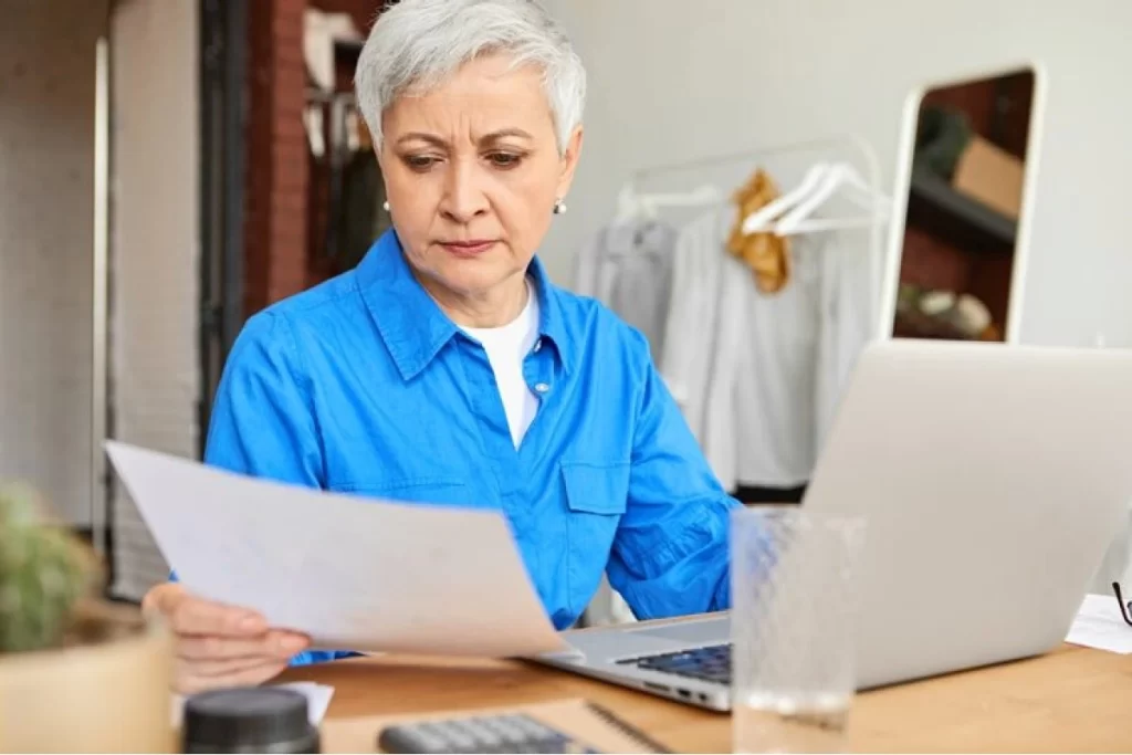 Empreendedora trabalhando em home office em seu notebook representando: NFS-e para serviços recorrentes: como emitir nota de mensalidade ou retainer.