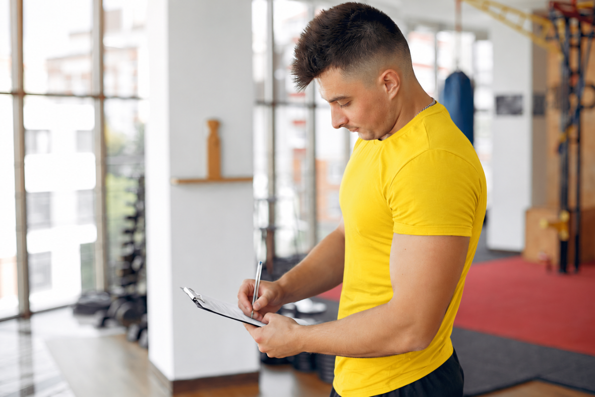 Homem personal Trainer com uma prancheta, papel e caneta sem mãos: Personal Trainer pode ser MEI